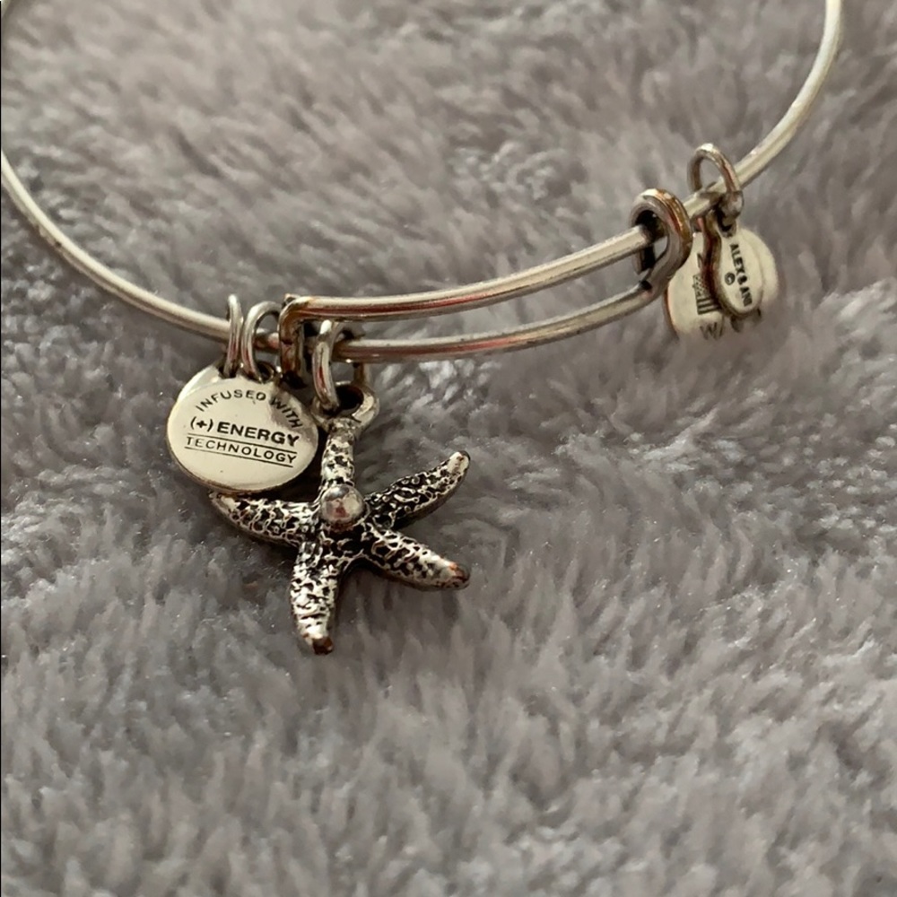 Starfish Bangle - Picture 3 of 3